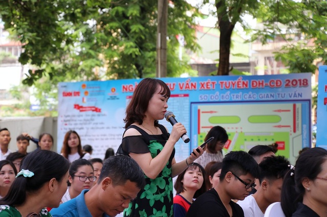 Tuyển sinh 2018: Thí sinh cân nhắc kỹ việc ghi thứ tự ưu tiên thay đổi nguyện vọng - 4 Một phụ huynh đặt câu hỏi về xếp ưu tiên nguyện vọng cho con.