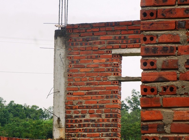 Nghệ An: Trường học tiền tỷ “đắp chiếu”, học sinh nguy cơ thiếu phòng học! - 3 Phần sắt thép đã bị hoen gỉ, hư hỏng nặng.