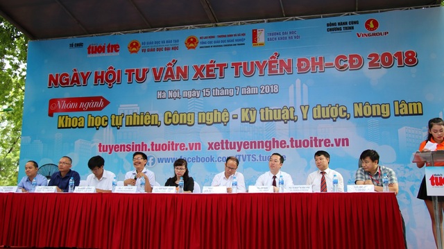 Tuyển sinh 2018: Thí sinh cân nhắc kỹ việc ghi thứ tự ưu tiên thay đổi nguyện vọng - 1 Thành viên Ban tư vấn xét tuyển ĐH-CĐ là những chuyên gia có uy tín của Bộ Giáo dục và Đào tạo, Bộ Lao động, Thương binh và Xã hội cùng các thầy cô đến từ các trường ĐH-CĐ khu vực phía Bắc...