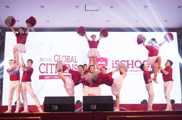 iSchool - 10 năm khẳng định một thương hiệu giáo dục định hướng quốc tế - 4 Màn trình diễn của học sinh iSchool trong ca khúc truyền thống Be yourself.