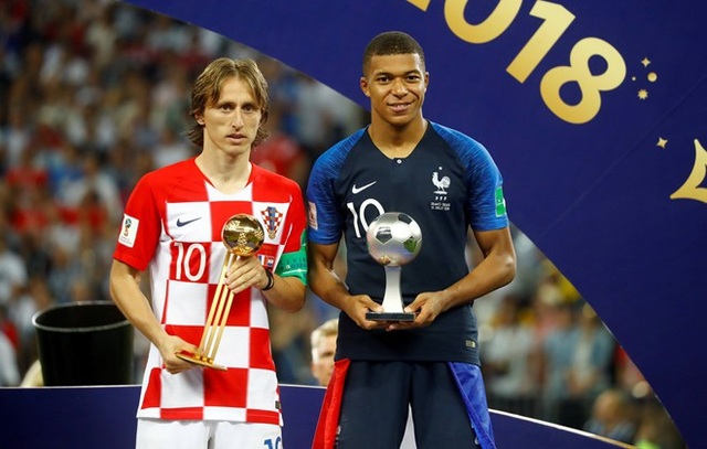Bình luận viên Quang Huy: “Modric xứng đáng giành Quả bóng vàng” - 1
Modric (trái) giành danh hiệu Quả bóng vàng World Cup 2018