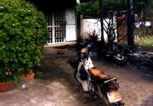 Nổ trạm biến áp, 2 nhân viên điện lực bỏng nặng - 3
Vụ tai nạn còn làm nhiều xe máy của các nhân viên điện lực để gần đó bị lửa thiêu rụi, mái hiên trước của một nhà dân bị cháy xém.