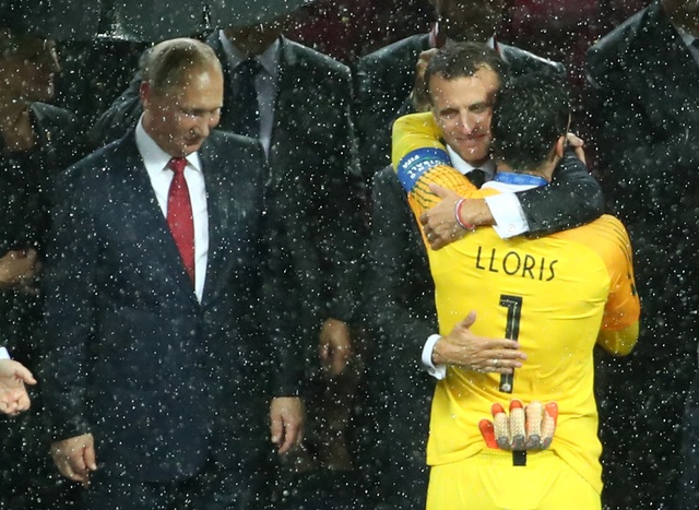 Tổng thống Pháp phấn khích khi đội nhà giành vô địch World Cup - 7
Tổng Macron dành cái ôm thật chặt cho thủ môn Hugo LLoris. (Ảnh: Reuters)