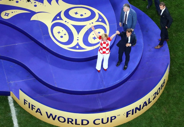 Tổng thống Pháp phấn khích khi đội nhà giành vô địch World Cup - 9
Ăn mừng chiến thắng của đội nhà trên sân cỏ, ông Macron cũng đã hôn lên chiếc cúp vàng. Trong ảnh: Tổng thống Macron và người đồng cấp Croatia. (Ảnh: Reuters)