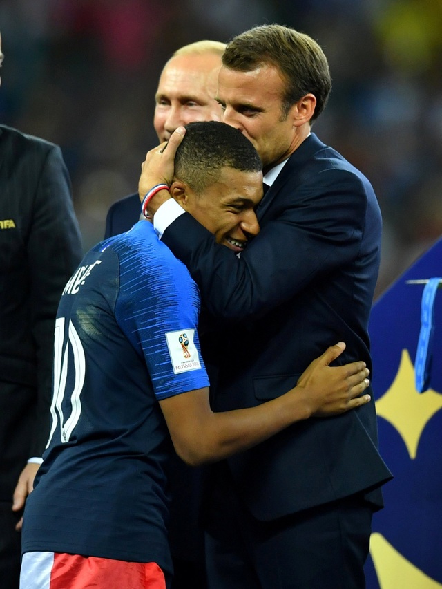 Tổng thống Pháp phấn khích khi đội nhà giành vô địch World Cup - 6
Ông cũng hôn lên trán các cầu thủ của đội tuyển Pháp như Kylian Mbappe và Antoine Griezmann. (Ảnh: Reuters)