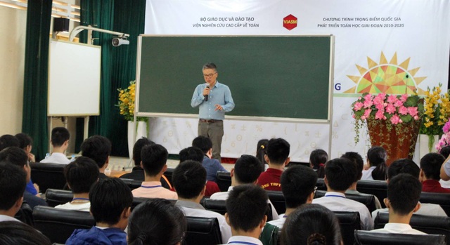 GS Ngô Bảo Châu: “Học Toán không chỉ để thi đạt điểm cao, mà là niềm vui khám phá sáng tạo” - 2
Theo GS Ngô Bảo Châu, muốn học toán tốt, chúng ta phải xây dựng mỗi bài toán thành 1 câu chuyện