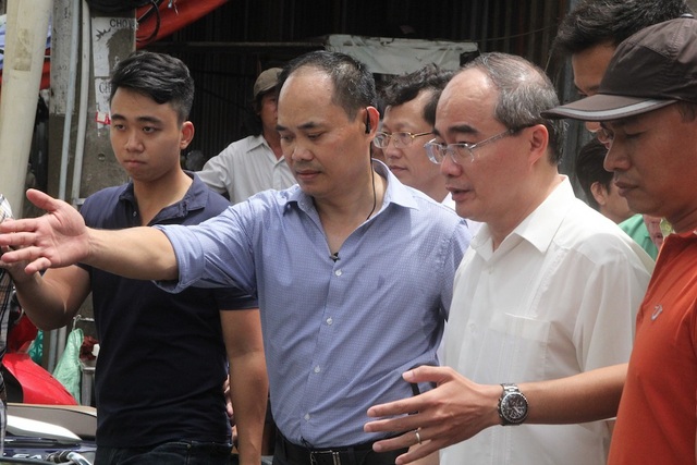 Bí thư Nguyễn Thiện Nhân thăm người dân Thủ Thiêm trong khu tạm cư - 1 Bí thư Nguyễn Thiện Nhân đi thăm người dân Thủ Thiêm ở khu tái định cư và tạm cư