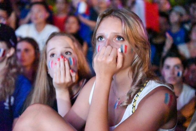 Từ quả đá phạt, 3 cầu thủ Croatia đã chạm bóng trên không trước khi Vida đẩy bóng ra tuyến hai cho Perisic, người đẩy bóng sang phải lấy không gian trước khi tung cú đá chân trái chéo góc hạ Lloris, tỷ số hoà 1-1. Cổ động viên tỏ ra tiếc nối với cơ hội ghi bàn của đội tuyển Pháp.