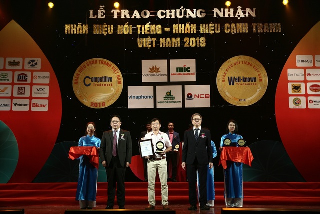 Nhãn hàng sữa Cô gái Hà Lan đạt top 10 Nhãn hiệu nổi tiếng Việt Nam 2018 - 1 Đại diện FrieslandCampina Việt Nam (đứng giữa) nhận giải thưởng “Nhãn hiệu nổi tiếng Việt nam” 2018