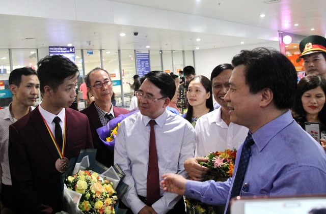 Nồng nhiệt chào đón đoàn học sinh Olympic Toán quốc tế chiến thắng trở về - 2 Nồng nhiệt chào đón đoàn học sinh Olympic Toán quốc tế chiến thắng trở về - 2