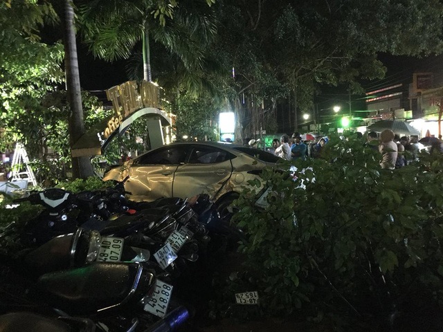 Ô tô lao vào quán cà phê, hai nữ sinh tử vong, nhiều người bị thương - 2 Hàng loạt chiếc xe máy bị hư hỏng sau vụ va chạm