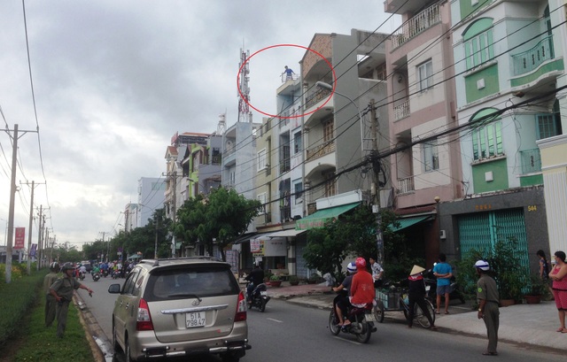 Cãi nhau với vợ, người đàn ông lên tòa nhà cao tầng “quậy tưng bừng” - 1
Sau khi xảy ra cãi nhau và dùng dao rượt đuổi vợ, gã đàn ông đã xông lên sân thượng căn nhà trọ và trèo qua các tòa nhà khác đập phá tài sản, ném gạch đá, bình chữa cháy, kính, chậu kiểng và bất cứ vật gì nhìn thấy xuống đường.