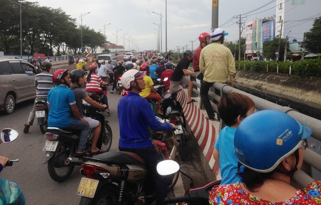 Cãi nhau với vợ, người đàn ông lên tòa nhà cao tầng “quậy tưng bừng” - 5 Người hiếu kỳ đứng trên cầu vượt Tân Tạo theo dõi vụ việc đã gây ảnh hưởng đến giao thông qua khu vực.
