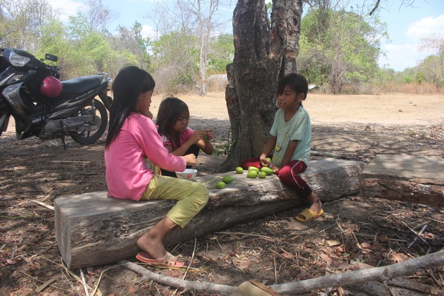 Ngôi làng “nhiều không”, nơi người dân không biết chữ và... không biết tuổi - 2
Những đứa trẻ chưa từng biết đến trường học.