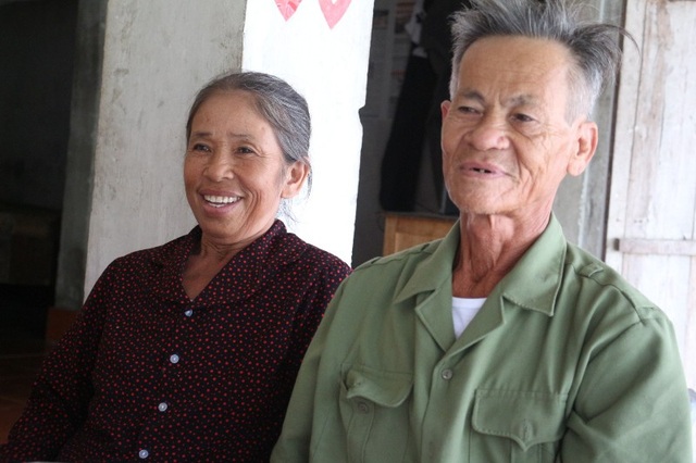 Nam sinh trường làng đạt thủ khoa khối C với 28,5 điểm - 2 Niềm vui trên gương mặt ông bà ngoại của Kiên và Phương Anh