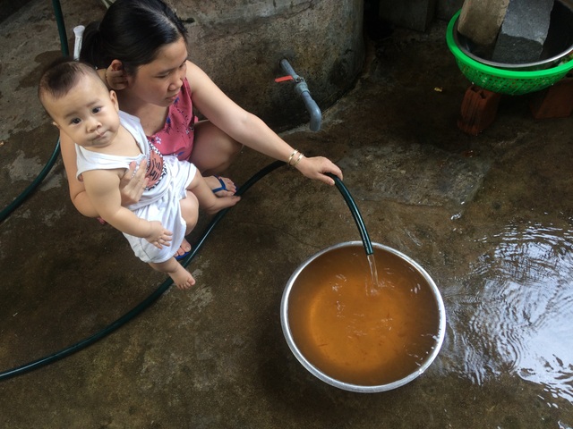 Vụ nhà máy cung cấp nước bẩn: Thay thế sang trạm bơm tạm để khắc phục! - 1 Hàng ngày người dân phải dùng nguồn nước bẩn từ nhà máy