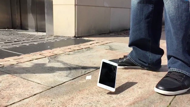 iPhone rớt từ độ cao 300 mét vẫn sống sót "thần kỳ", không một vết xước - 1 Điện thoại hay các dòng iPhone thông thường không chịu được va đập trực tiếp dù chỉ ở độ cao khoảng 1,5 mét.