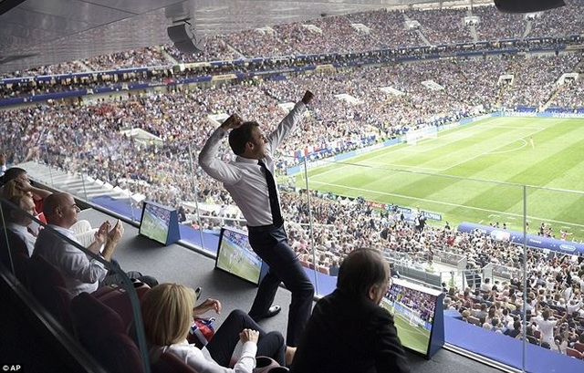 Tổng thống Pháp phấn khích khi đội nhà giành vô địch World Cup - 1
Trên khán đài của sân vận động Luzhniki, nơi nhiều nguyên thủ cùng xem trận chung kết World Cup, có lẽ không ai phấn khích bằng Tổng thống Pháp Emmanuel Macron khi đội nhà giành chiến thắng 4-2 trước đội tuyển Croatia. (Ảnh: AP)