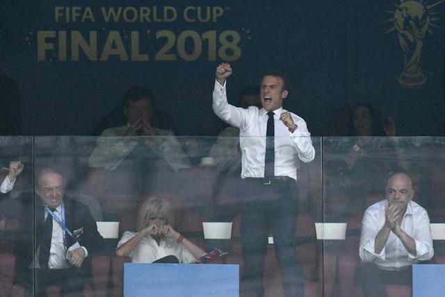 Tổng thống Pháp phấn khích khi đội nhà giành vô địch World Cup - 3
Ông Macron khá phấn khích ở hàng ghế VIP khi cổ vũ đội nhà. (Ảnh: Getty)