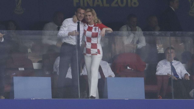 Tổng thống Pháp phấn khích khi đội nhà giành vô địch World Cup - 4
Tổng thống Pháp và Croatia cùng cổ vũ cho hai đội nhà thi đấu trên sân. (Ảnh: Getty)