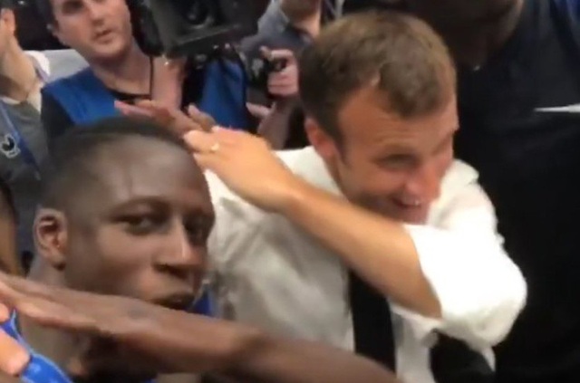 Tổng thống Pháp phấn khích khi đội nhà giành vô địch World Cup - 10
Tổng thống Pháp Macron chụp ảnh selfie cùng với các cầu thủ. (Ảnh: Twitter)