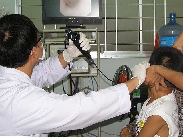 Bác sĩ phải qua sát hạch mới được hành nghề - 1 Tới năm 2020, bác sĩ phải thi kiểm tra trình độ chuyên môn để được cấp chứng chỉ hành nghề. Ảnh: TRẦN NGỌC