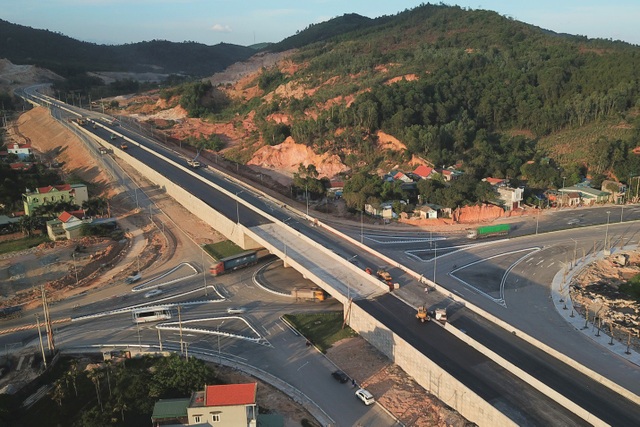 Thị trường BĐS Quảng Ninh đón thêm “con rồng” mới - 1
Hệ thống hạ tầng giao thông của Quảng Ninh đang tăng tốc để “về đích” trong Quý III/2018. Ảnh: cao tốc Hạ Long – Vân Đồn