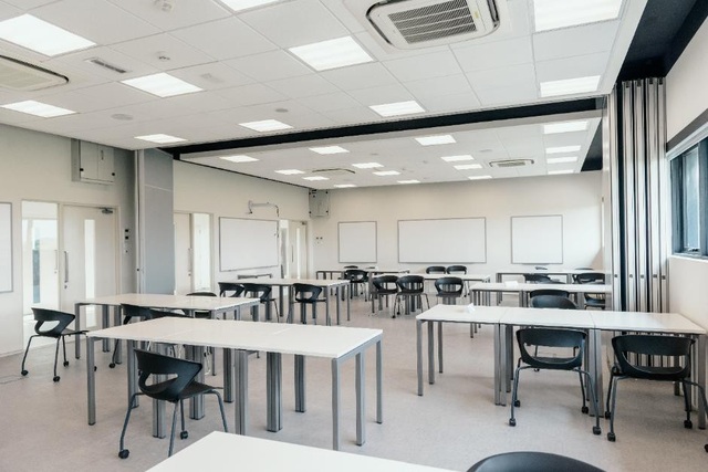Hiện thực hóa giấc mơ du học Anh quốc cùng Đại học Anh Quốc Việt Nam - 2
Phòng học được trang bị hệ thống Nghe - Nhìn hỗ trợ giảng dạy của BUV.