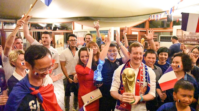 Đại sứ Pháp tại Việt Nam, ông Bertrand Lortholary hát vang, cầm cúp vàng bên bạn bè, người thân và đồng hương.