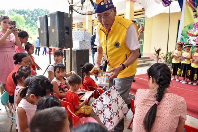 Khánh thành công trình phòng học Dân trí thứ 18 do Nagoya Taiko Lions Club tài trợ - 10
Nhiều phần quà đồ chơi, đồ dùng học tập được các thành viên Nagoya Taiko Lions Club trao tặng cho các em học sinh Trường mầm non Châu Quế Hạ