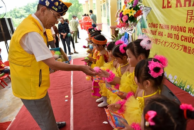 Khánh thành công trình phòng học Dân trí thứ 18 do Nagoya Taiko Lions Club tài trợ - 2
Ông Kondoh Hiroaki, Chủ tịch Nagoya Taiko Lions Club tặng các phần quà đồ chơi, đồ dùng học tập đến các em học sinh Trường mầm non Châu Quế Hạ