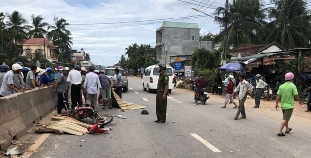 Truy tìm tài xế gây tai nạn chết người rồi bỏ chạy - 1 Trước đó, cùng ngày 17/7, một vụ tai nạn giao thông trên địa bàn Hoài Nhơn (Bình Định) xảy ra vụ tai nạn giữa ô tô con và mô tô khiến 2 người đi xe mô tô chết thảm.