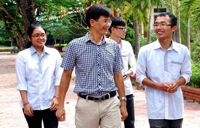 Thủ khoa khối A xứ Nghệ chia sẻ bí quyết học - 2
Em Trương Tuấn Khang cùng các em học sinh đạt điểm cao lớp 12A1 trở lại trường thăm các thầy cô giáo.