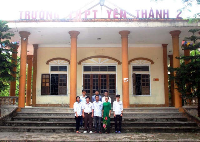 Thủ khoa khối A xứ Nghệ chia sẻ bí quyết học - 3
Trương Tuấn Khang cùng các bạn chụp ảnh lưu niệm với thầy cô giáo và ban lãnh đạo trường THPT Yên Thành 2.