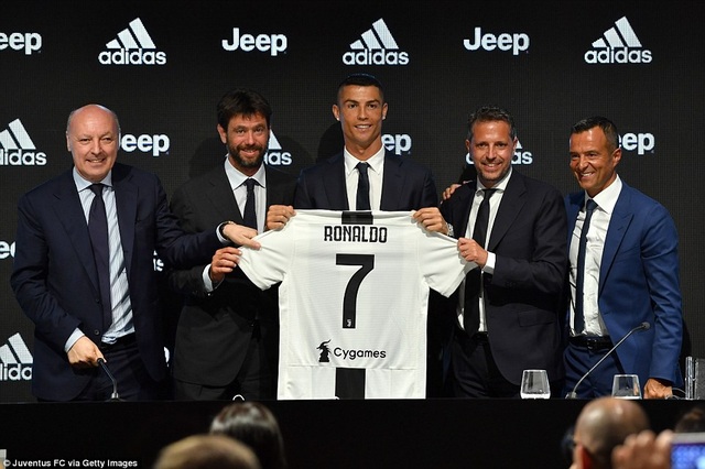 C.Ronaldo: “Tôi sẽ giành Champions League ở tuổi người khác đã dưỡng già” - 1
C.Ronaldo rạng rỡ trong lễ ra mắt Real Madrid