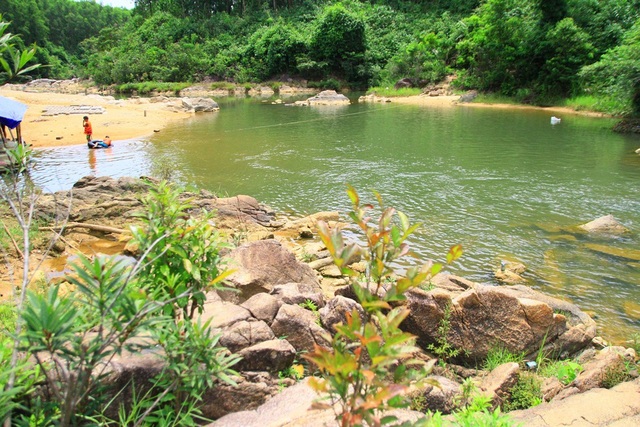 Mát dịu suối Khe Đầy hòa trong núi rừng xanh thẳm - 7 Một bãi tắm chính ở suối Khe Đầy