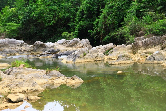 Mát dịu suối Khe Đầy hòa trong núi rừng xanh thẳm - 1 Gồm nhiều cụm suối xanh biếc và còn rất hoang sơ, suối Khe Đầy là một nơi cho các bạn trẻ thích khám phá