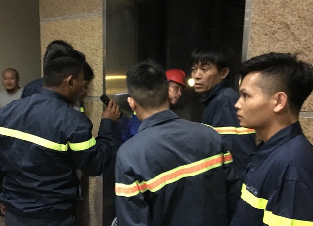 Giải cứu 10 người bị mắc kẹt trong thang máy thư viện - 2 Giải cứu 10 người bị mắc kẹt trong thang máy thư viện - 2