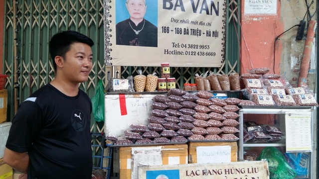 Kiếm tiền triệu mỗi ngày nhờ… lạc rang - 1 Kiếm tiền triệu mỗi ngày nhờ… lạc rang - 1