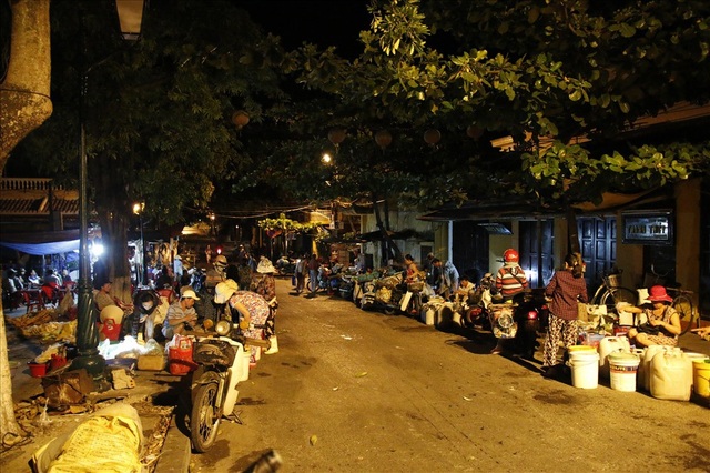 Trắng đêm mưu sinh ở phiên chợ “đặc biệt” tại Hội An - 1
Theo những người dân nơi đây, phiên chợ “đặc biệt” này tồn tại cách đây hơn 30 năm và được gọi là chợ đầu mối ở cầu Cẩm Nam. Đặc biệt bởi vì phiên chợ chỉ họp bắt đầu từ 1 giờ đến 5 sáng là tan.