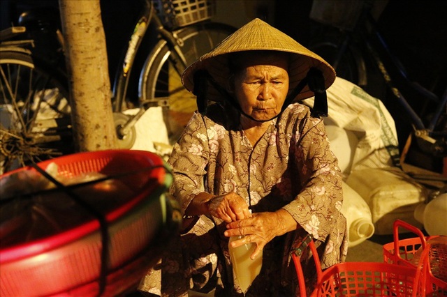 Trắng đêm mưu sinh ở phiên chợ “đặc biệt” tại Hội An - 9
Bà Hồ Thị Năm (SN 1943) đang cho nước hến vào túi ni lông.
