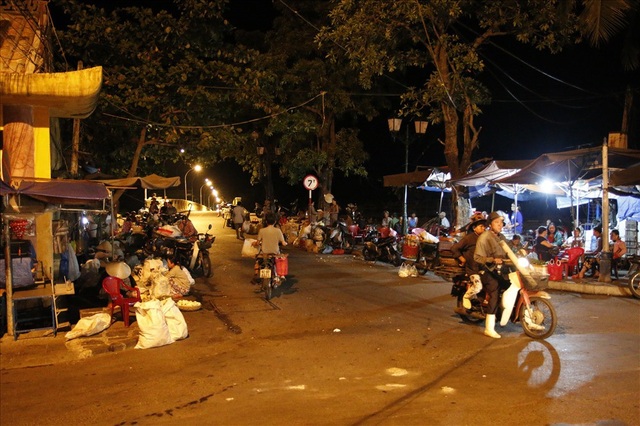 Trắng đêm mưu sinh ở phiên chợ “đặc biệt” tại Hội An - 12
Đến khoảng 3 giờ sáng là thời điểm phiên chợ bắt đầu đông đúc và sầm uất nhất.