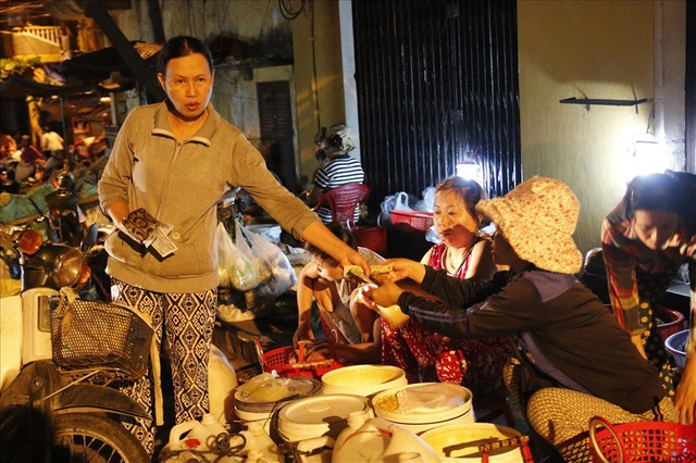 Trắng đêm mưu sinh ở phiên chợ “đặc biệt” tại Hội An - 14 Trắng đêm mưu sinh ở phiên chợ “đặc biệt” tại Hội An - 14