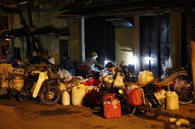 Trắng đêm mưu sinh ở phiên chợ “đặc biệt” tại Hội An - 2
Chợ đầu mối Cẩm Nam, chuyên mua bán như rau xanh, hến, bắp nếp, tôm cá, củ quả.
