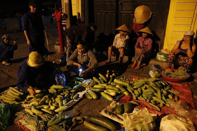 Trắng đêm mưu sinh ở phiên chợ “đặc biệt” tại Hội An - 3
Rau củ quả ở phiên chợ nơi đây luôn đắt khách bởi vì những tiêu chuẩn xanh, sạch.