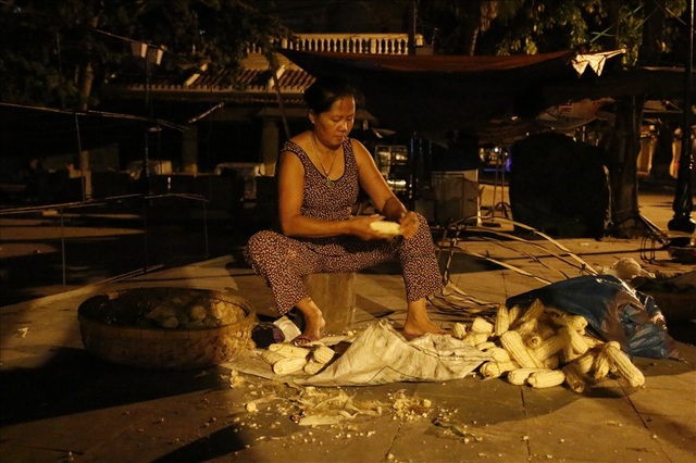 Trắng đêm mưu sinh ở phiên chợ “đặc biệt” tại Hội An - 4
Bắp nếp là một đặc sản của vùng đất Cẩm Nam. Tại phiên chợ này có một góc nhỏ dành riêng cho khu vực bán bắp nếp Cẩm Nam.