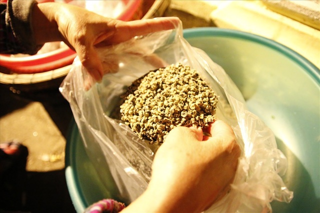 Trắng đêm mưu sinh ở phiên chợ “đặc biệt” tại Hội An - 7
Một mặc hàng nữa phải kể đến trong phiên chợ sớm này chính là hến sông.