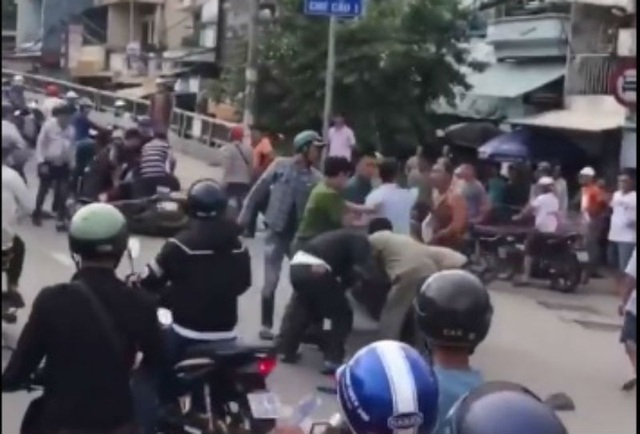 Bị cảnh sát hình sự vây bắt, băng cướp vung mã tấu mở đường tẩu thoát - 1 Lực lượng chức năng vây bắt 2 đối tượng