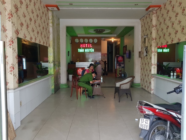 Bị cảnh sát hình sự vây bắt, băng cướp vung mã tấu mở đường tẩu thoát - 3 Công an làm việc với chủ khách sạn