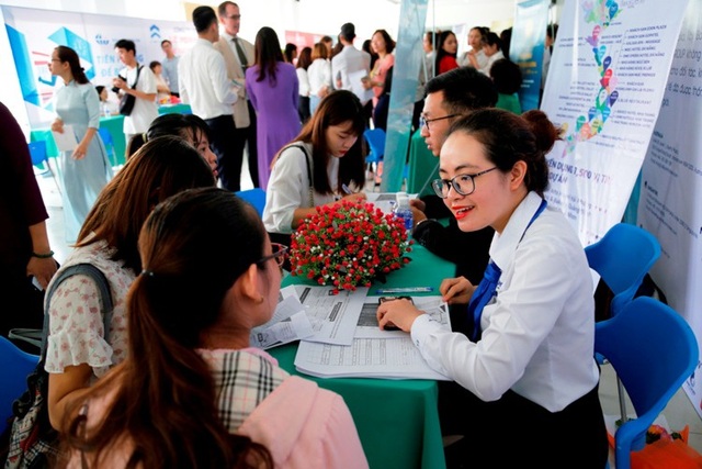 Đà Nẵng: Hàng ngàn việc làm "đón" sinh viên tốt nghiệp - 1 Gần 2.500 việc làm cho SV Đông Á (Đà Nẵng) ngay trước thềm tốt nghiệp đại học, cao đẳng được kết nối với 34 doanh nghiệp. (Trong ảnh: đại diện doanh nghiệp phỏng vấn, nhận hồ sơ của sinh viên)